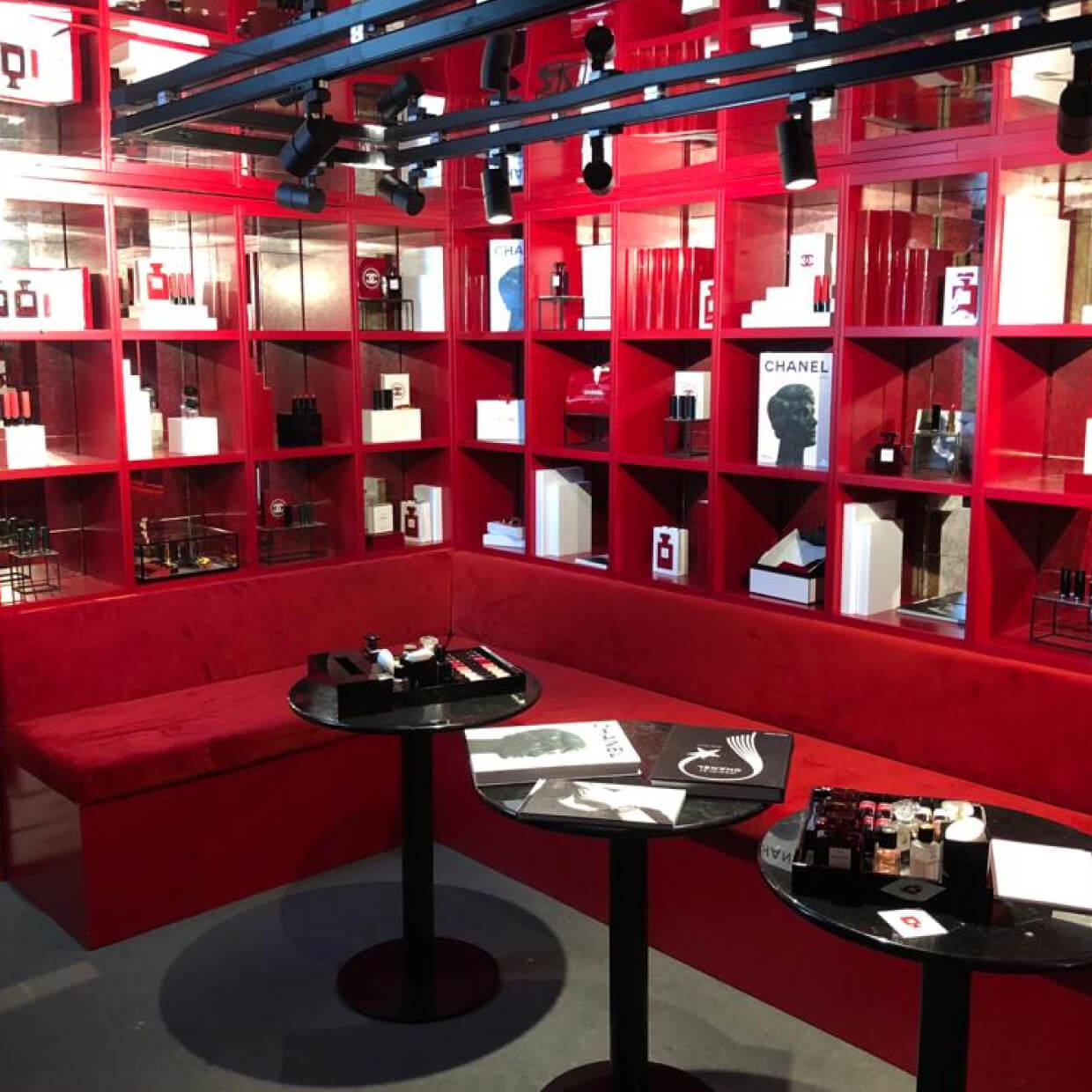 Chanel_red_store_4